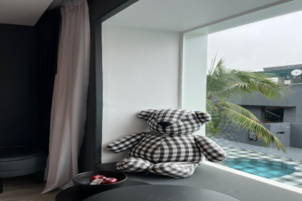 포토 호텔 푸켓  푸껫 외부 사진 A window seat
