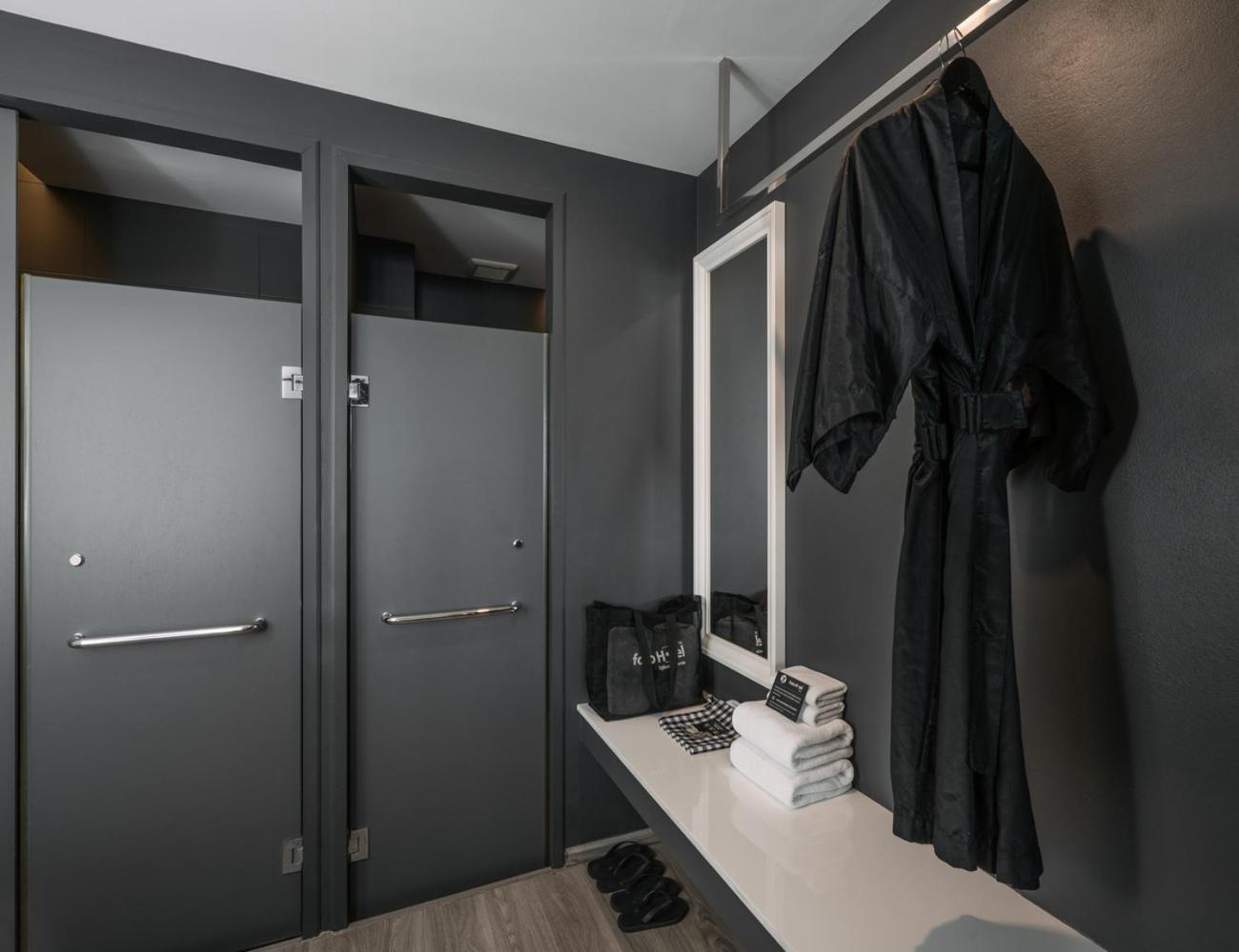 포토 호텔 푸켓  푸껫 외부 사진 A modern dressing room